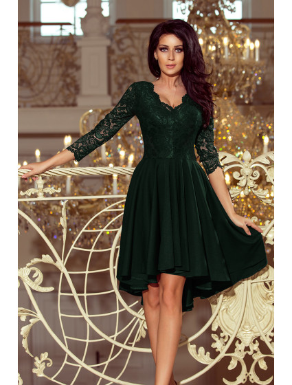 Tmavě zelené dámské šaty s delším zadním dílem a krajkovým výstřihem model 6839184 - numoco