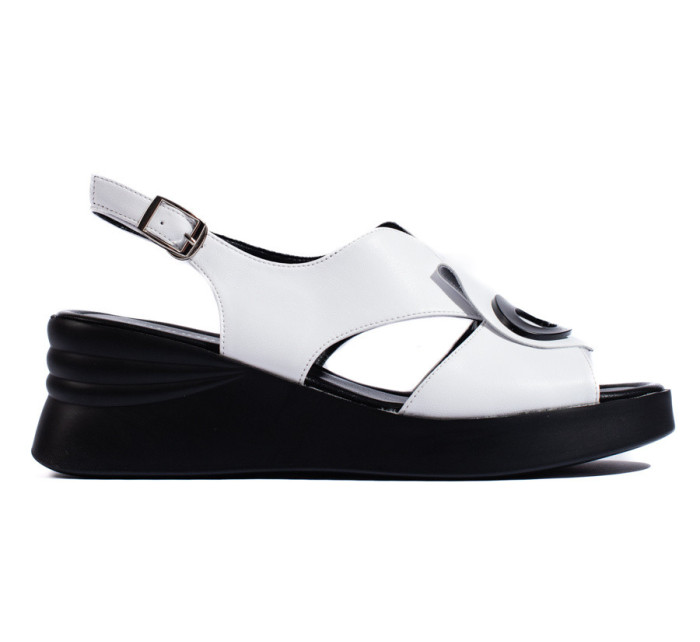 Pekné biele sandále na klinoch pre ženy