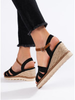 Krásne čierne sandále na klinoch pre ženy