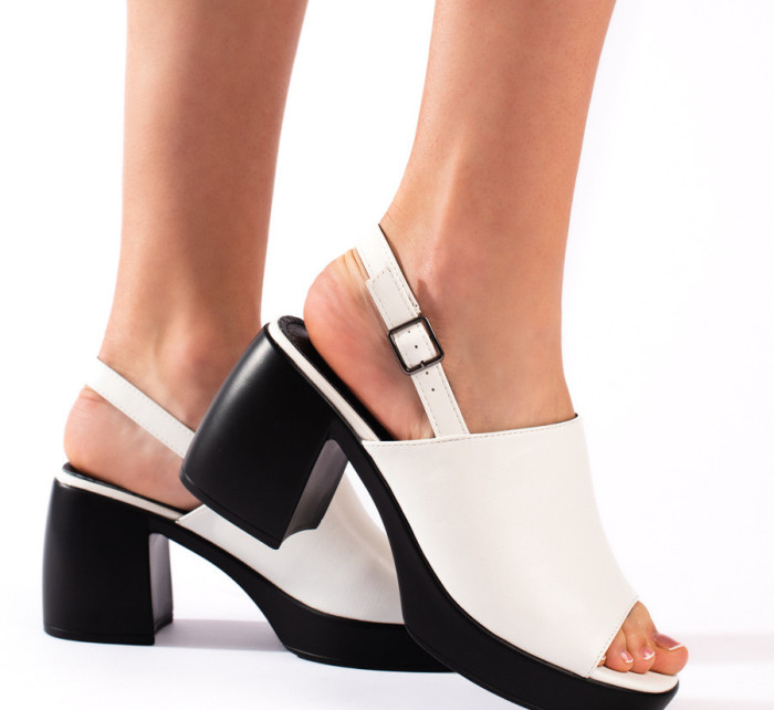 Klasické bílé  sandály dámské na klínku