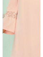 Dámske šaty v pastelovo ružovej farbe s čipkou na rukávoch model 5917659