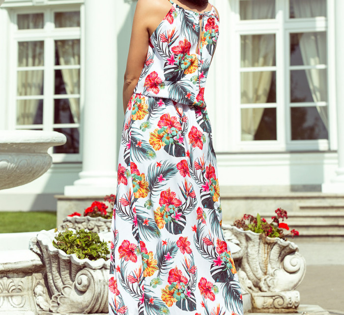 Dámske maxi šaty so zaväzovaním za krkom as rozparkom - kvety na bielom pozadí model 7060470