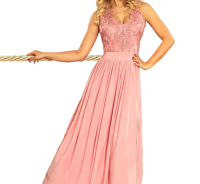 Dlhé dámske šaty v púdrovo ružovej farbe bez rukávov as vyšívaným výstrihom LEA 215-3