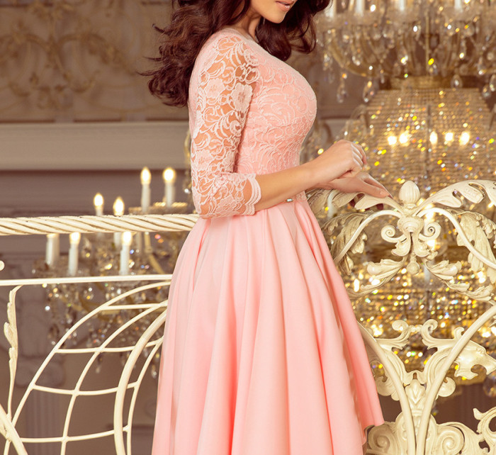 Dámske šaty v pastelovo ružovej farbe s dlhším zadným dielom as čipkovaným výstrihom model 7248157