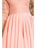 Dámske šaty v pastelovo ružovej farbe s dlhším zadným dielom as čipkovaným výstrihom model 7248157