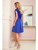 Dámské šaty v chrpové barvě s výstřihem a krajkou model 8262559 - numoco