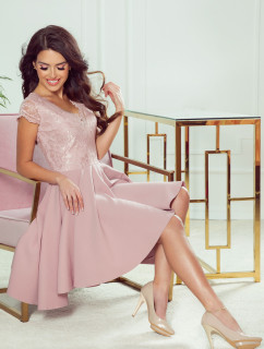 Dámské šaty v pudrově růžové barvě s delším zadním dílem a krajkovým výstřihem model 8305173 - numoco
