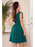 Dámské šaty v lahvově zelené barvě s volánky ve výstřihu model 8403194 - numoco