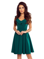 Dámské šaty v lahvově zelené barvě s volánky ve výstřihu model 8403194 - numoco