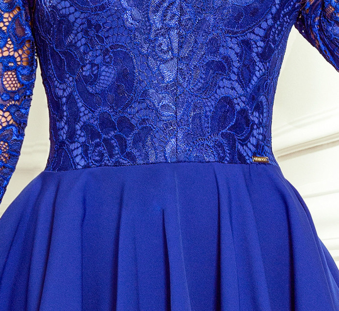 Světle modré dámské šaty s delším zadním dílem a s krajkovým výstřihem model 14559255 - numoco