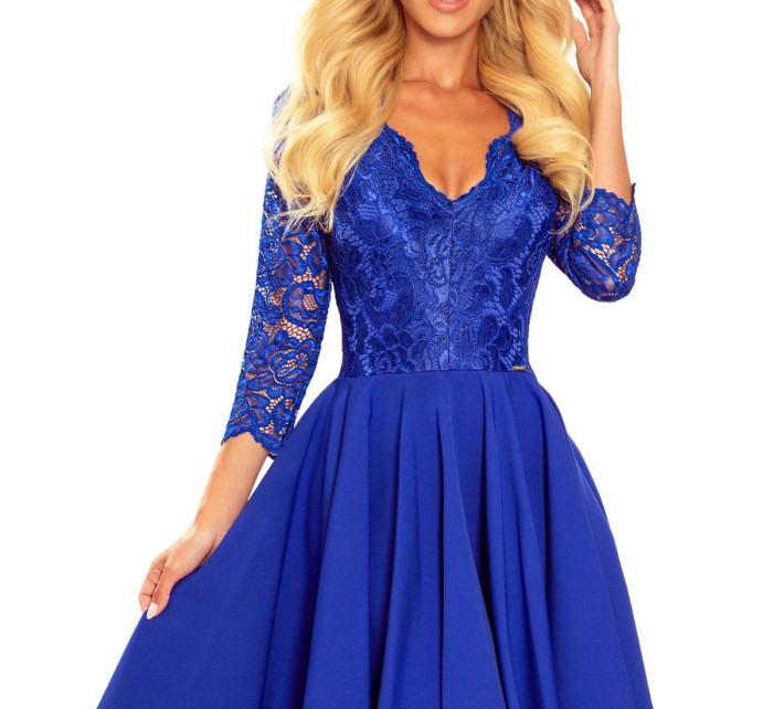 Světle modré dámské šaty s delším zadním dílem a s krajkovým výstřihem model 14559255 - numoco