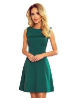 Rozšířené dámské šaty v lahvově zelené barvě s volánkem model 15071378 - numoco