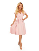 SCARLETT - Rozšírené dámske šaty v pudrovoružovej farbe s preloženým obálkovým výstrihom 348-1