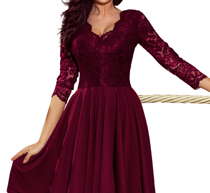 Dámské šaty ve barvě s delším zadním dílem a krajkovým výstřihem model 16253922 - numoco