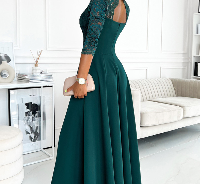 Elegantní dlouhé dámské krajkové šaty v lahvově zelené barvě s výstřihem model 17691306 - numoco