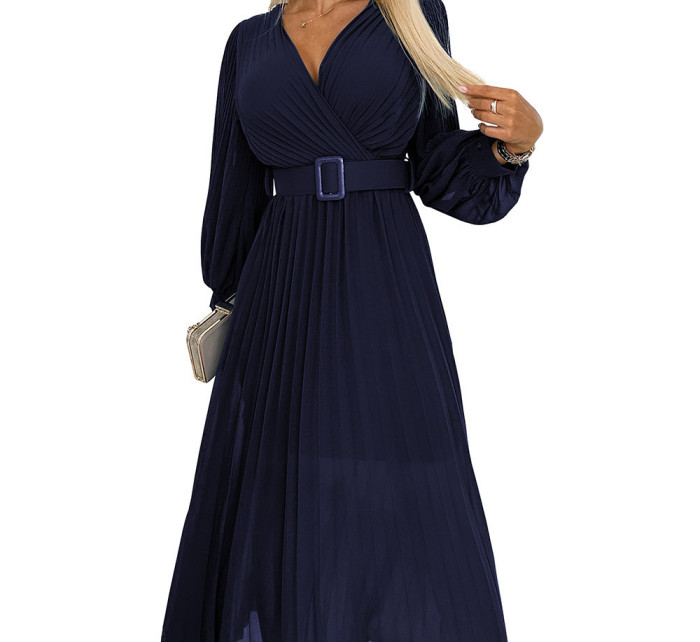 Tmavě modré dámské plisované šaty s výstřihem a opaskem model 18436010 - numoco basic
