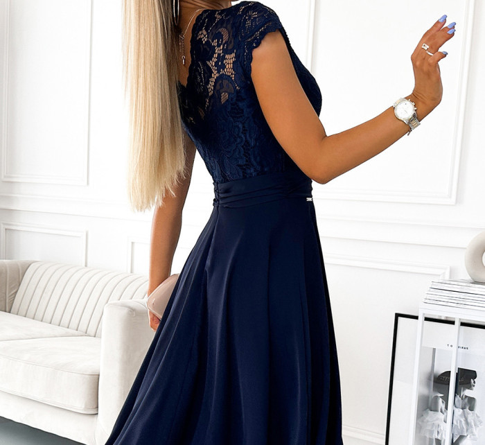 Tmavě modré dámské šifonové šaty s krajkovým výstřihem model 18503927 - numoco