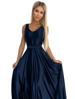 Tmavě modré dlouhé dámské saténové šaty s výstřihem a mašlí model 18976355 - numoco