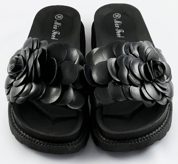 Černé dámské pantofle s květinou model 17352391 - Mix Feel