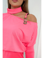 Šaty se zdobením na ramenou růžové neonové