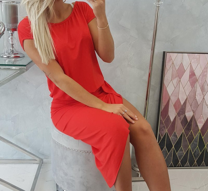 Asymetrické červené šaty