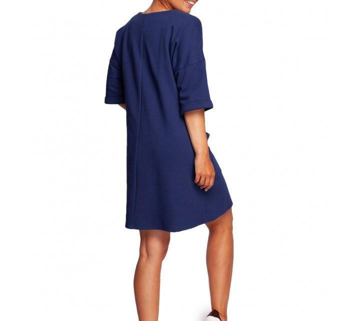 šaty s výstřihem do V a kapsami vpředu tmavě modré model 17636307 - BeWear