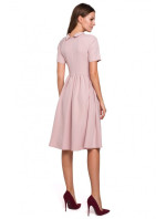 Šaty s výstřihem  růžové model 15103445 - Makover