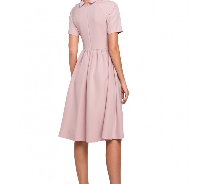 Šaty s výstřihem  růžové model 15103445 - Makover