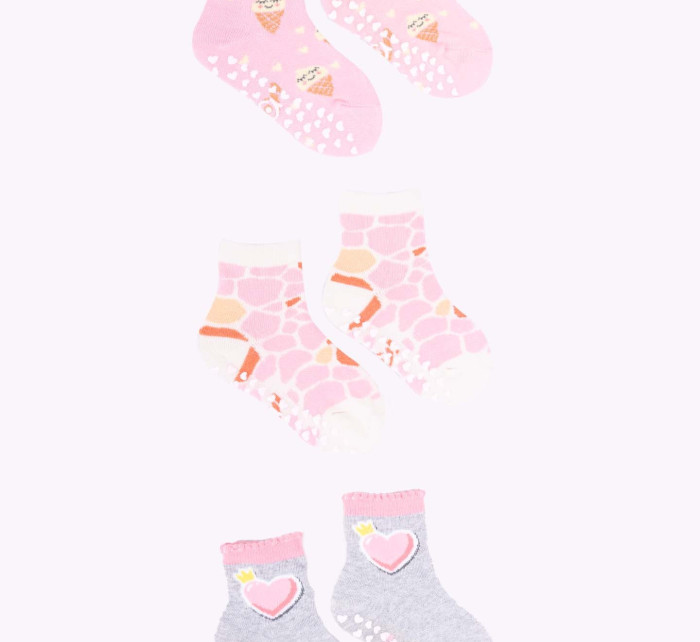Dívčí bavlněné ponožky proti ABS vzory barvy 3pack Vícebarevné model 17179213 - Yoclub