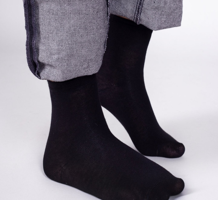 Pánské hladké černé ponožky  Black model 17947707 - Yoclub